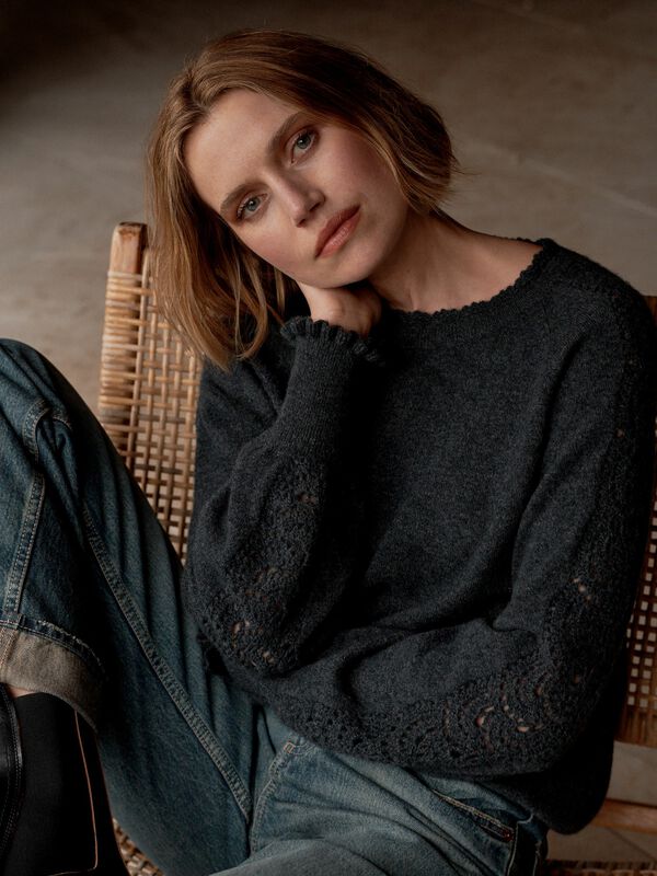 Cashmere trui met gehaakte details image number 9