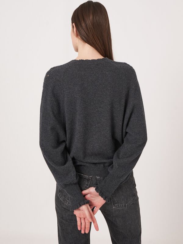 Cashmere trui met gehaakte details image number 2