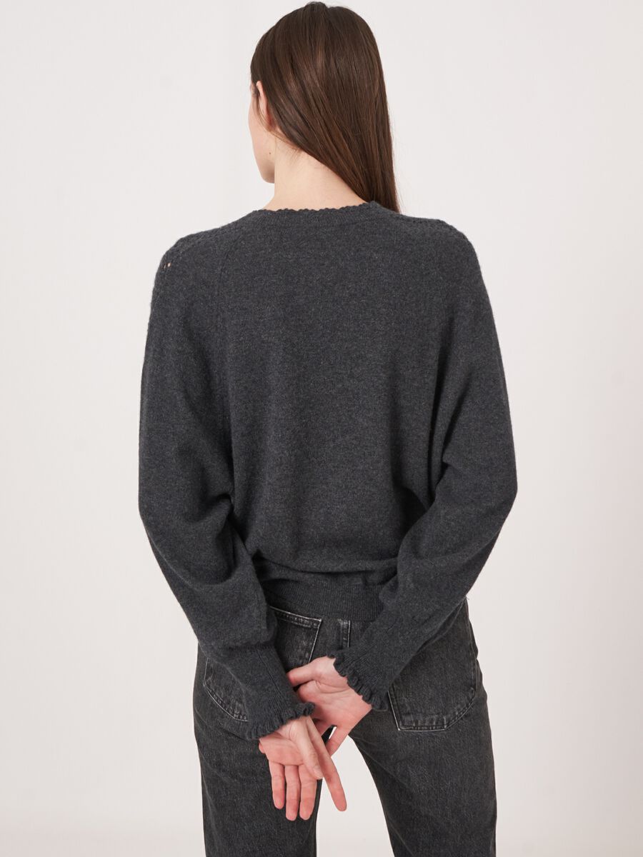 Pull en cachemire avec détails en crochet image number 2