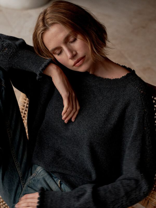 Cashmere trui met gehaakte details image number 6