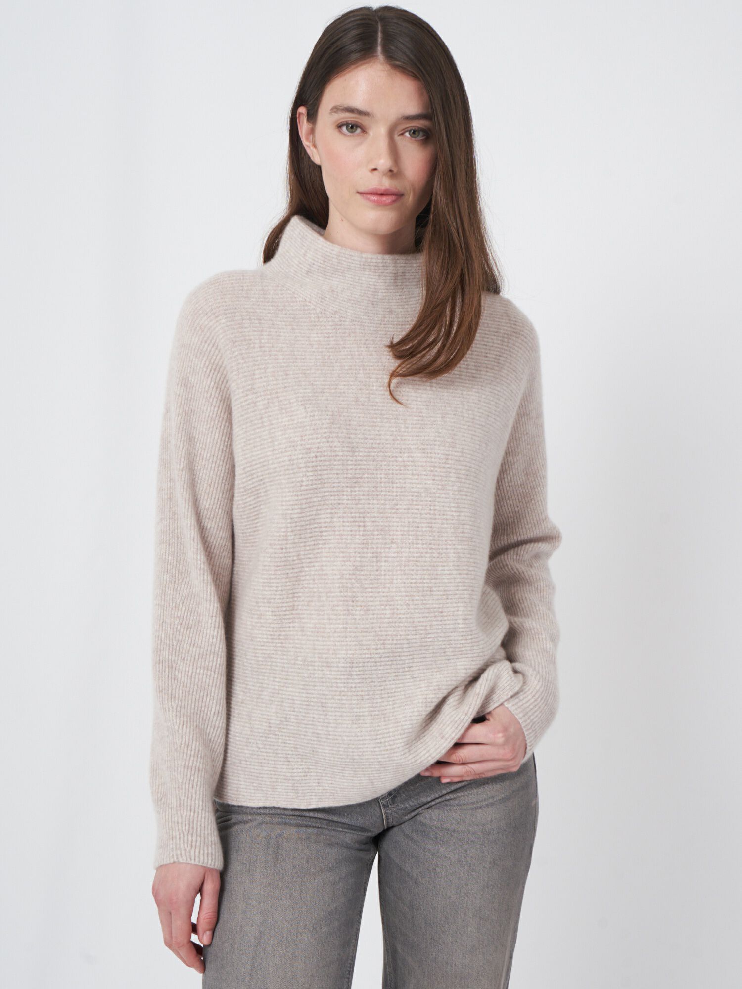 Horizontaal ribgebreide cashmere sweater met opstaande kraag