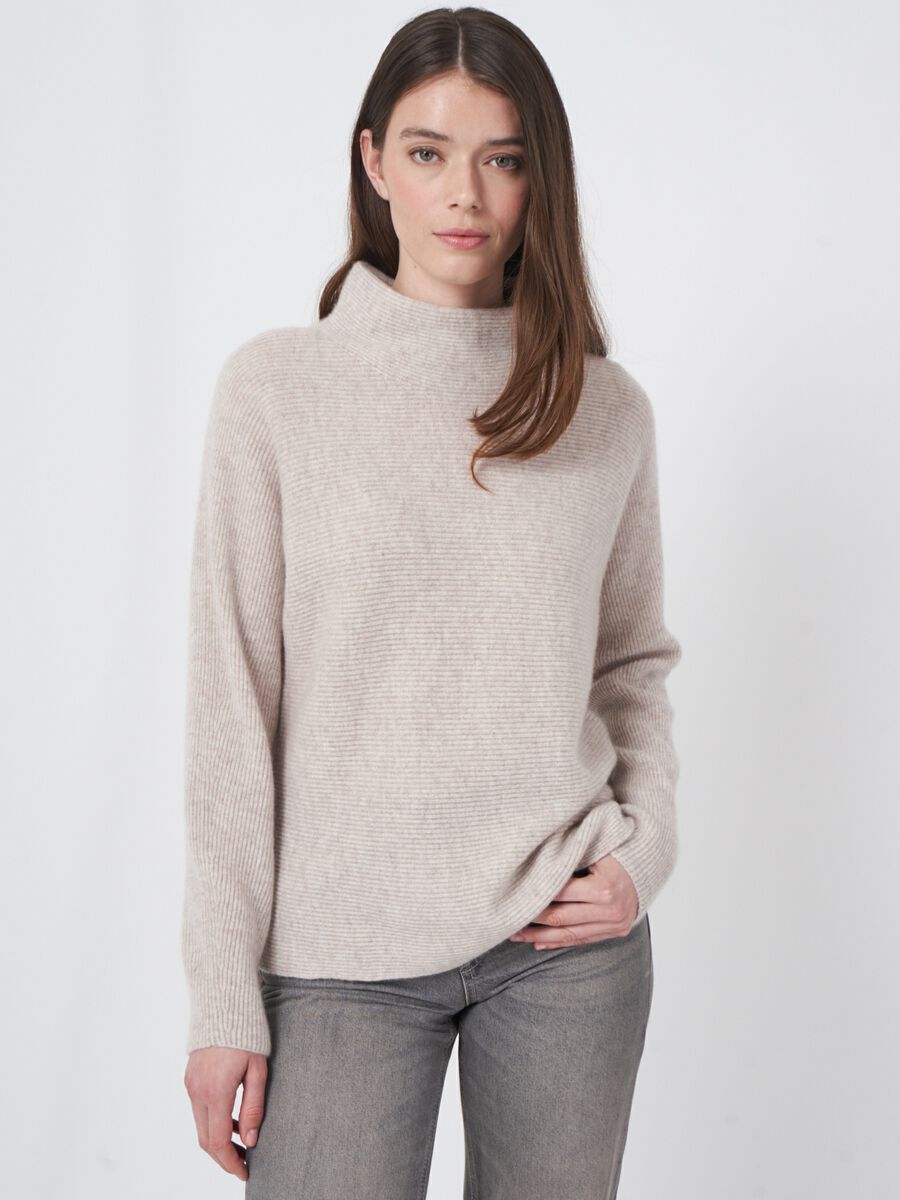 Horizontaal ribgebreide cashmere sweater met opstaande kraag image number 0