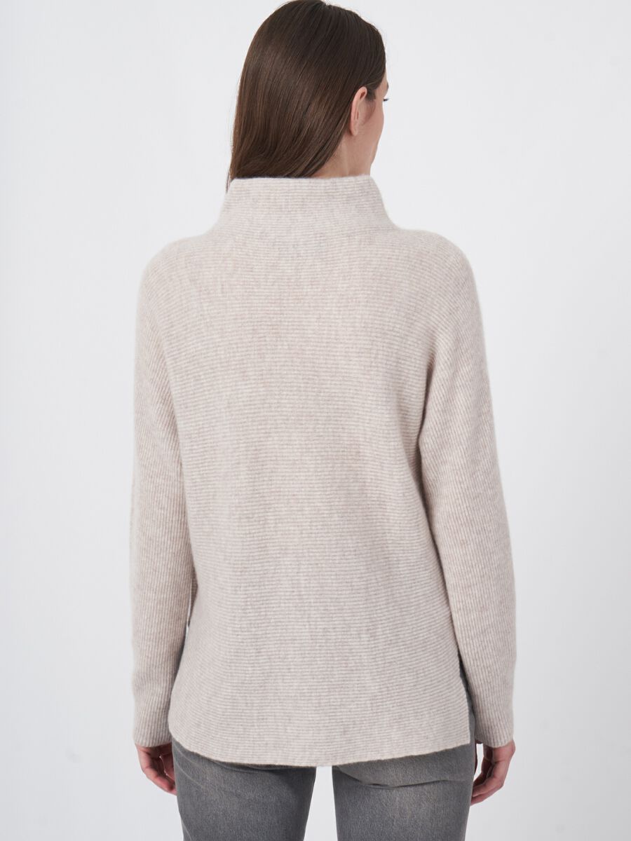 Horizontaal ribgebreide cashmere sweater met opstaande kraag image number 4