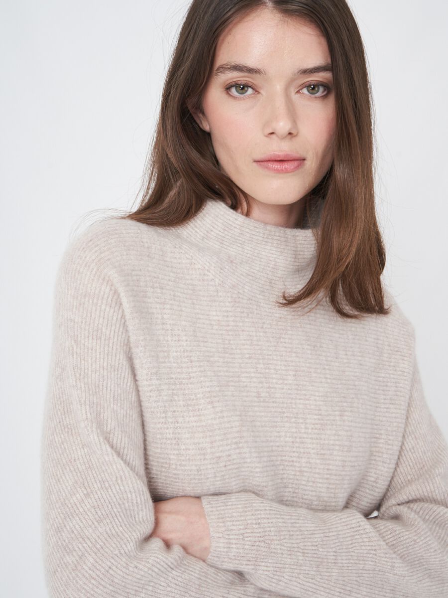 Horizontaal ribgebreide cashmere sweater met opstaande kraag image number 1