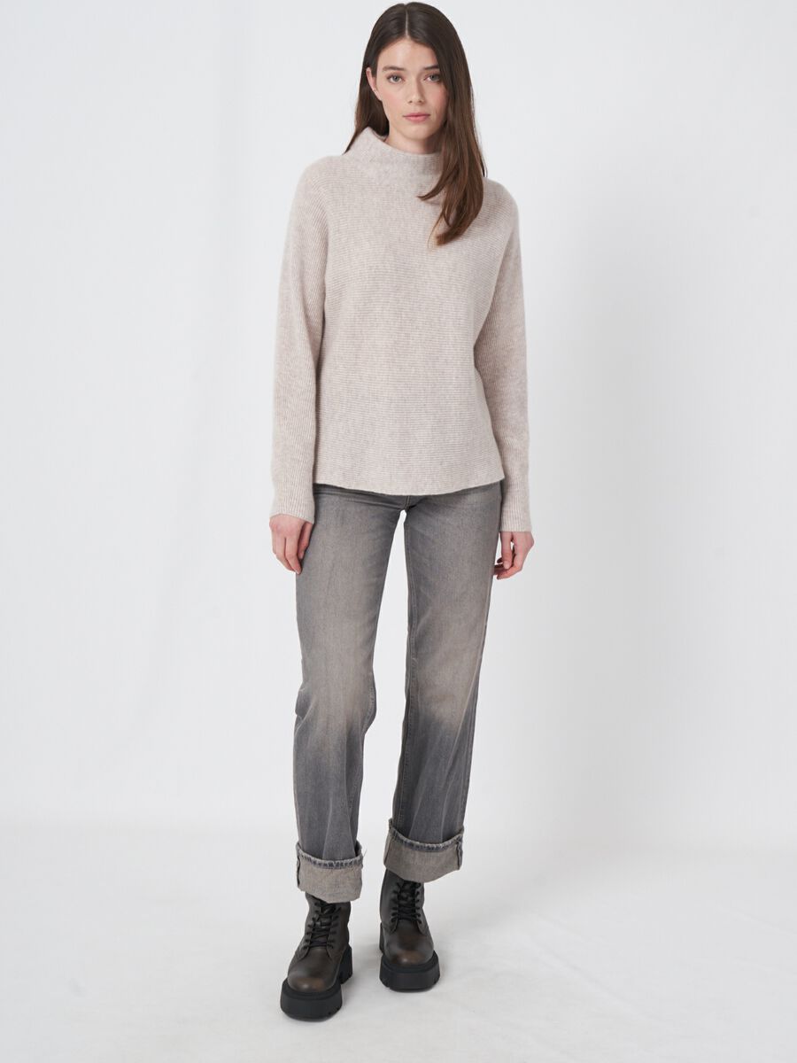 Horizontaal ribgebreide cashmere sweater met opstaande kraag image number 2
