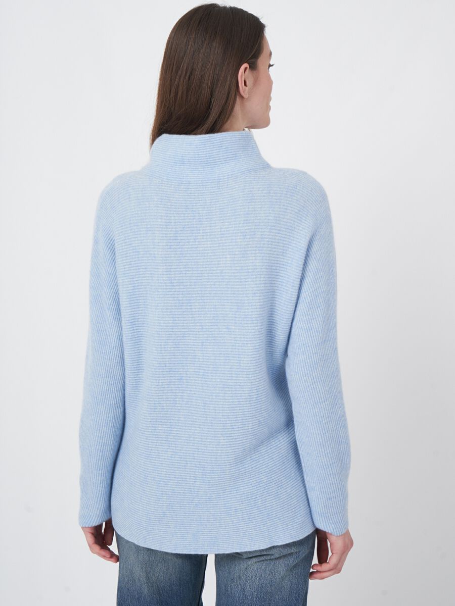 Horizontaal ribgebreide cashmere sweater met opstaande kraag image number 4