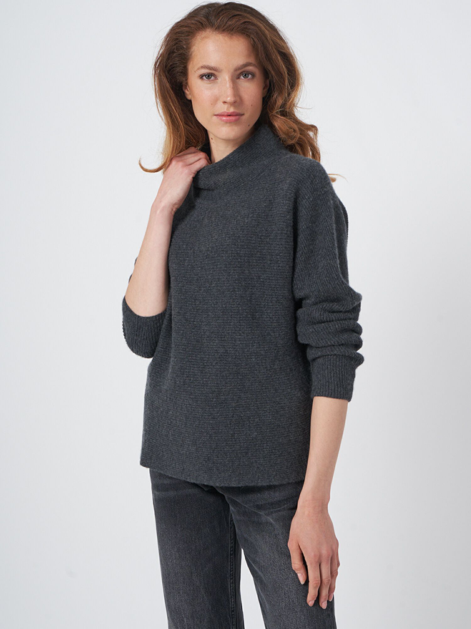 Horizontaal ribgebreide cashmere sweater met opstaande kraag