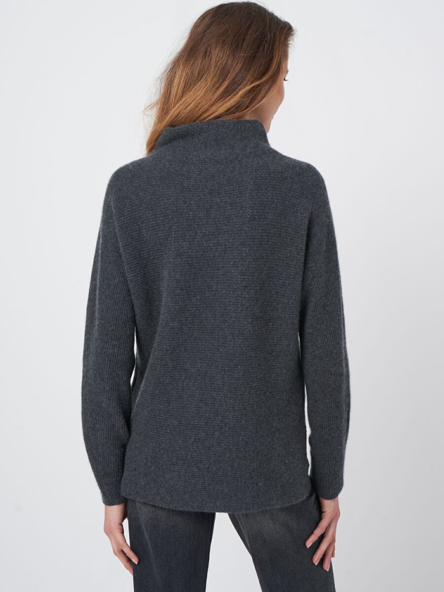 Horizontaal ribgebreide cashmere sweater met opstaande kraag image number 3