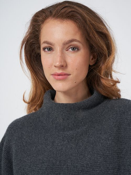 Kaschmir-Stehkragenpullover aus horizontalem Rippenstrick