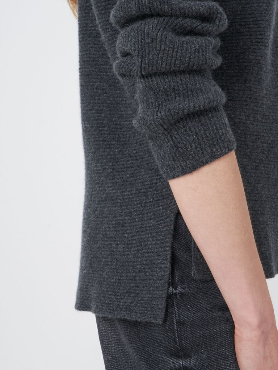 Horizontaal ribgebreide cashmere sweater met opstaande kraag image number 2