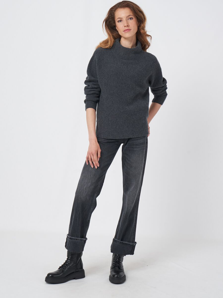 Horizontaal ribgebreide cashmere sweater met opstaande kraag image number 4