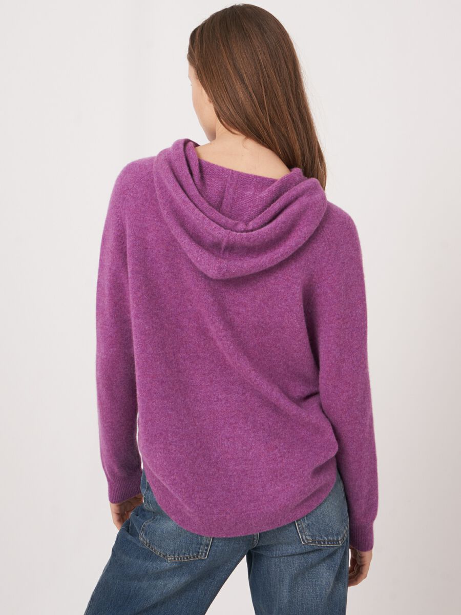 Pull à capuche en cachemire avec détail de cordon torsadé image number 4