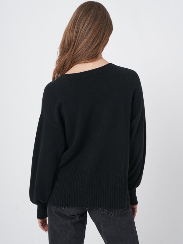 Cashmere sweater with buttoned side slits image number 5