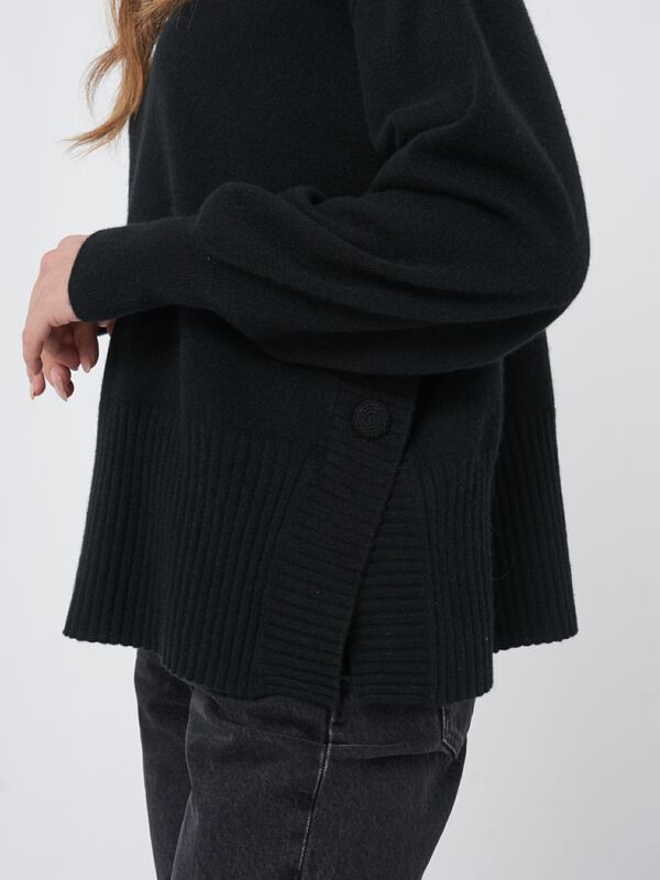 Cashmere sweater with buttoned side slits image number 2