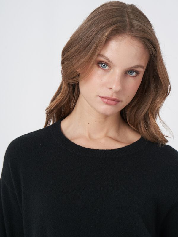 Cashmere sweater with buttoned side slits image number 4