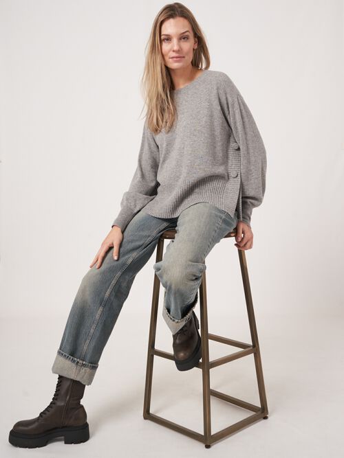 Kaschmir-Pullover mit geknöpften Seitenschlitzen
