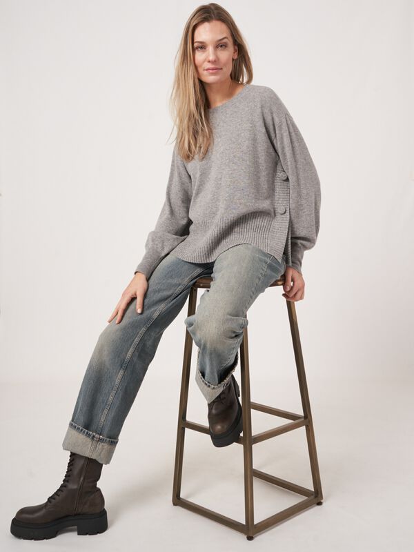 Kaschmir-Pullover mit geknöpften Seitenschlitzen image number 1