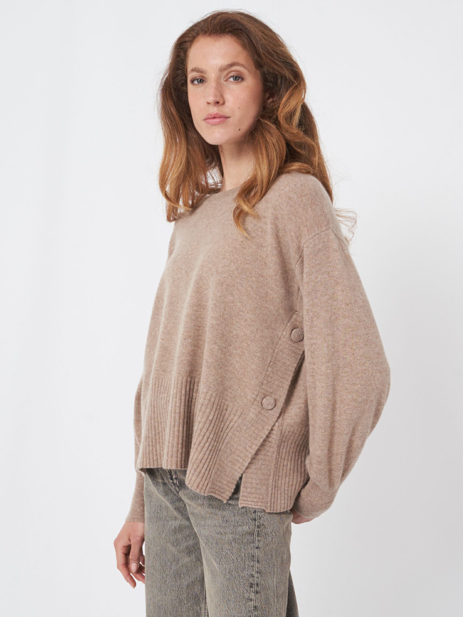 Cashmere trui met zijknopen