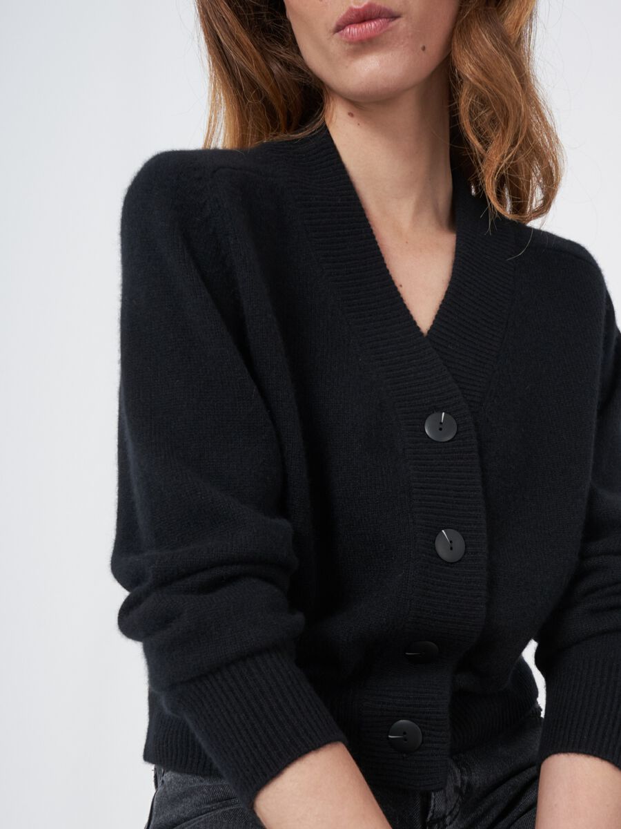 Cropped cashmere cardigan with oversized buttons image number 3
