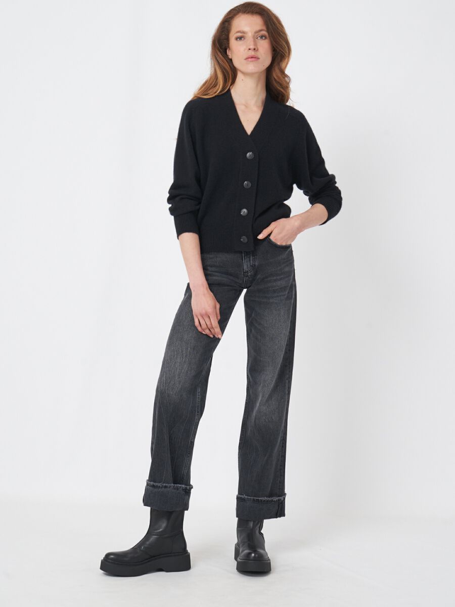 Cropped cashmere cardigan with oversized buttons image number 2