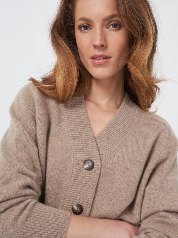 Korte cashmere cardigan met oversized knopen image number 3