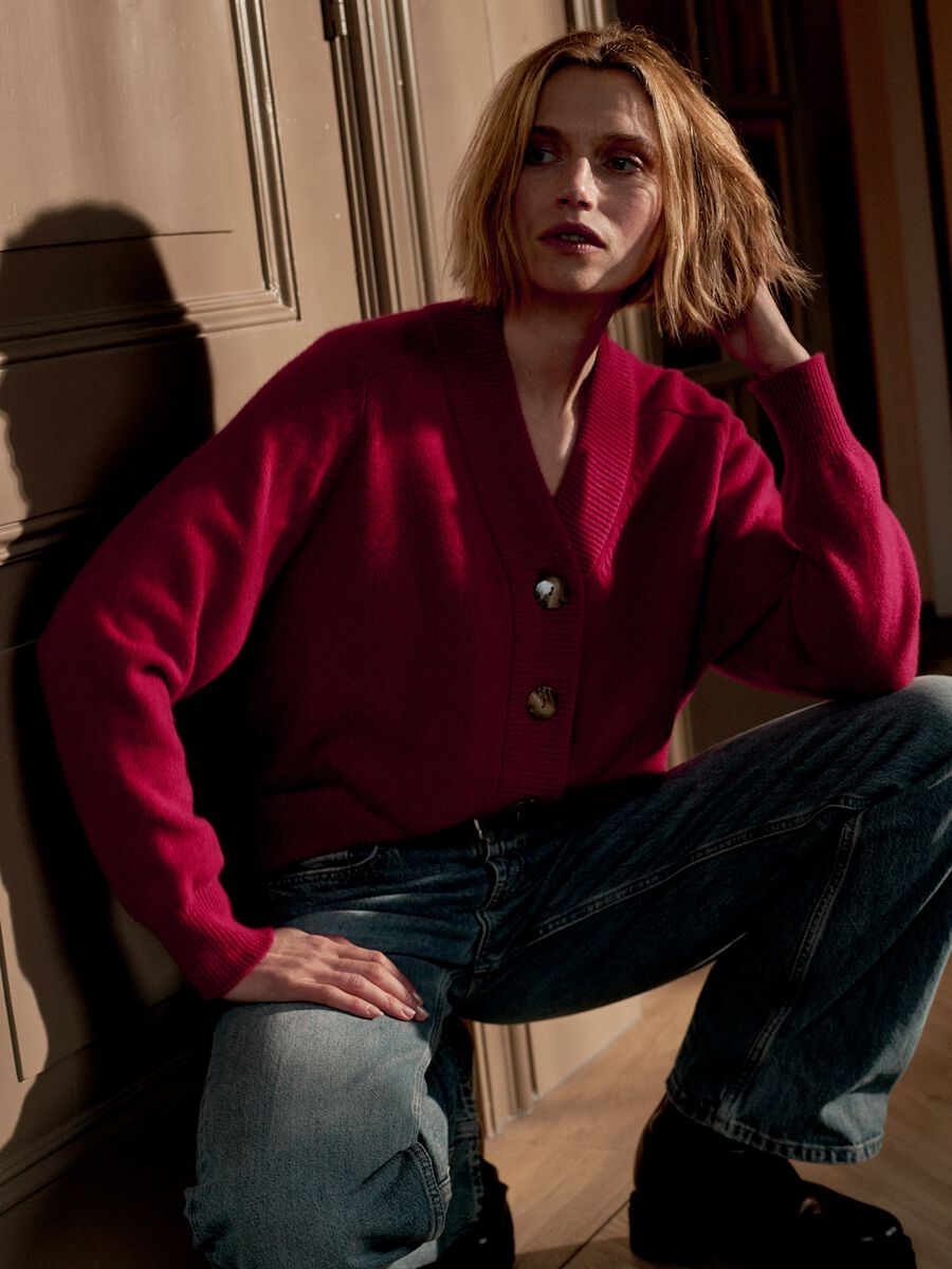 Cropped cashmere cardigan with oversized buttons image number 8