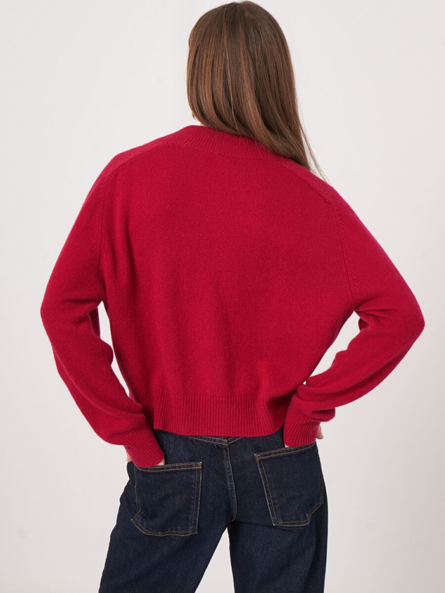 Cropped cashmere cardigan with oversized buttons image number 5