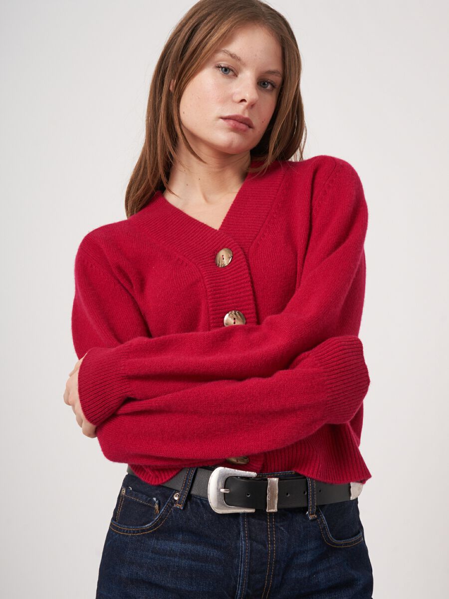Cropped cashmere cardigan with oversized buttons image number 4