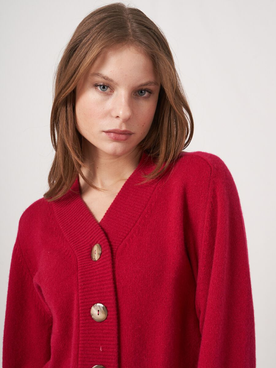 Cropped cashmere cardigan with oversized buttons image number 3