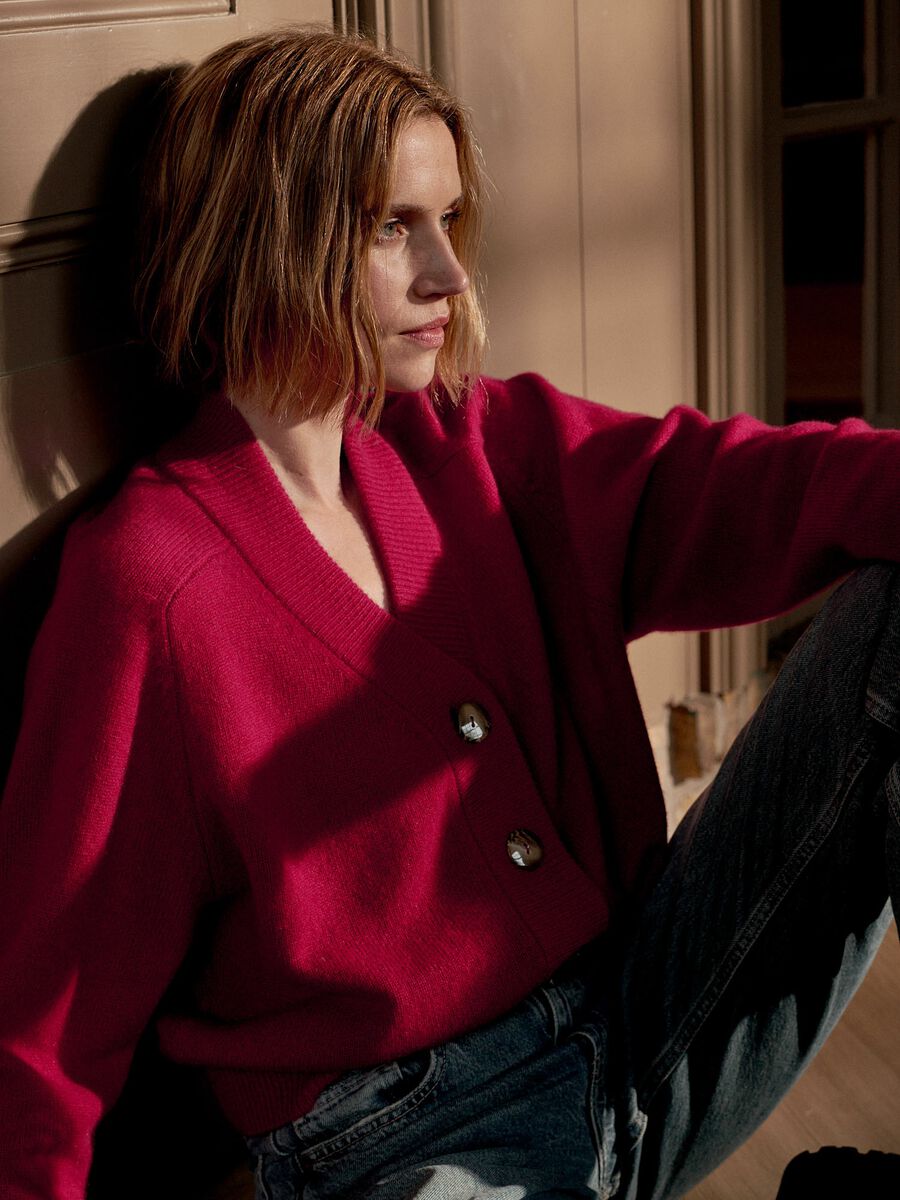 Cropped cashmere cardigan with oversized buttons image number 7