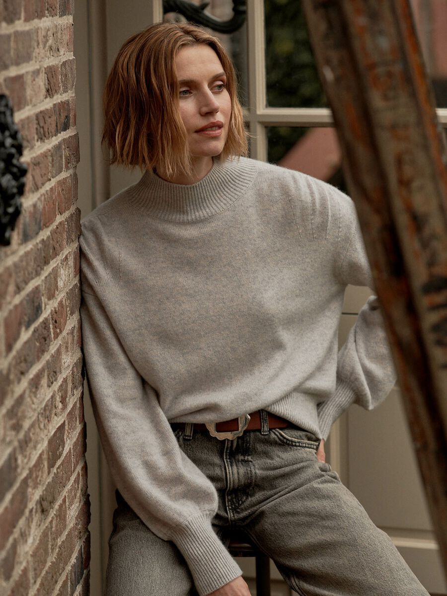 Cropped cashmere sweater with puff sleeves image number 8