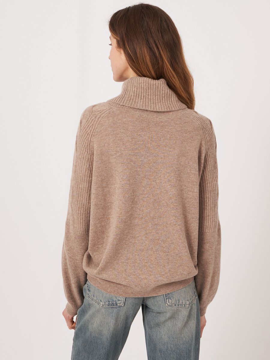 Cashmere trui met wijde coltrui en schouderdetail image number 3