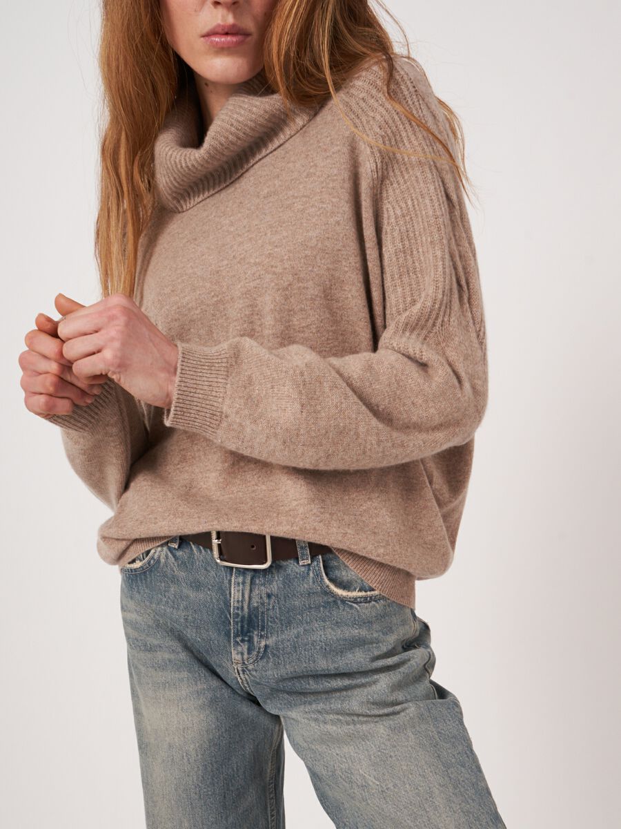 Cashmere trui met wijde coltrui en schouderdetail image number 2