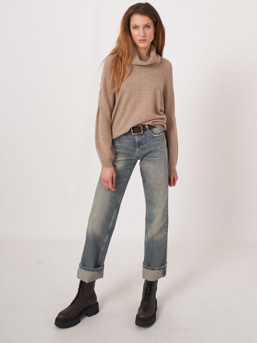 Cashmere trui met wijde coltrui en schouderdetail image number 4