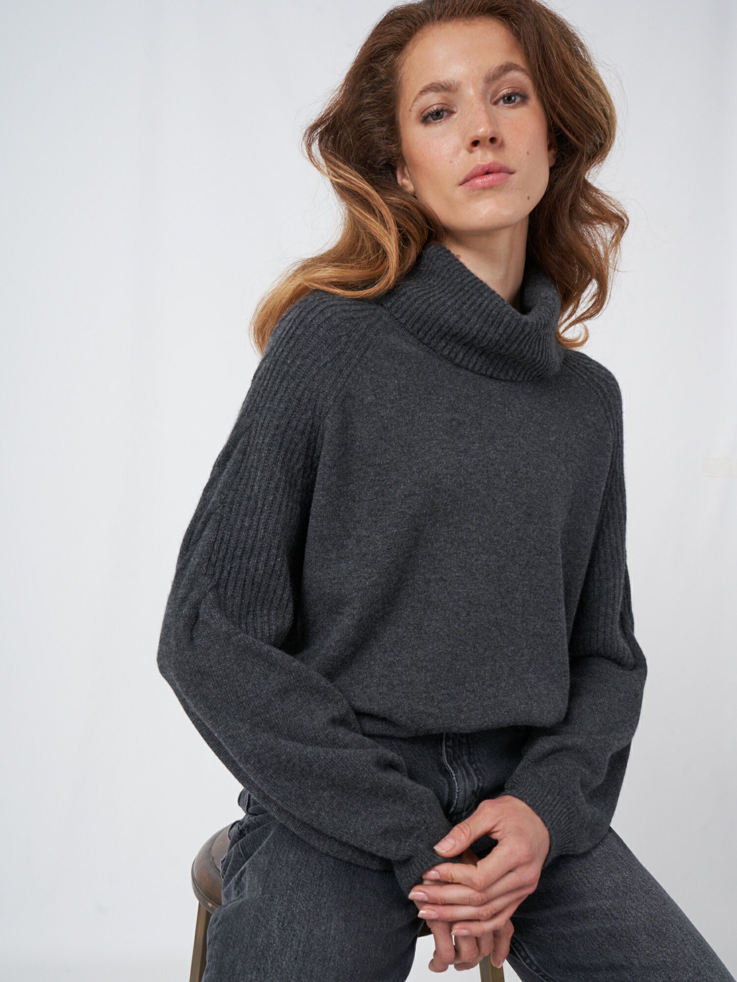 Cashmere trui met wijde coltrui en schouderdetail