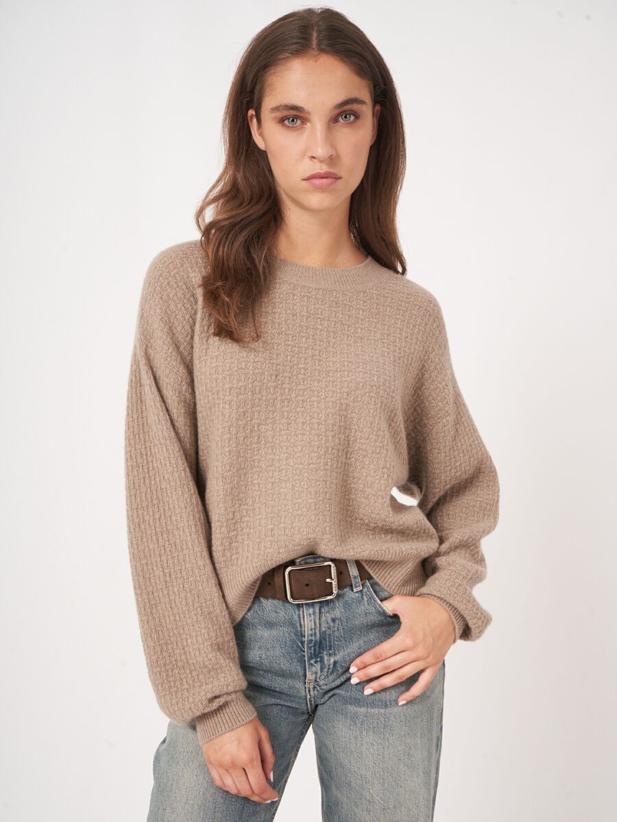 Ronde hals cashmere trui met structuur en wijde mouwen image number 0
