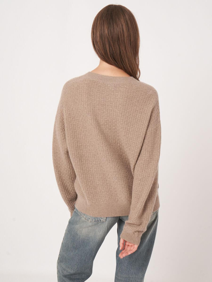 Ronde hals cashmere trui met structuur en wijde mouwen image number 5