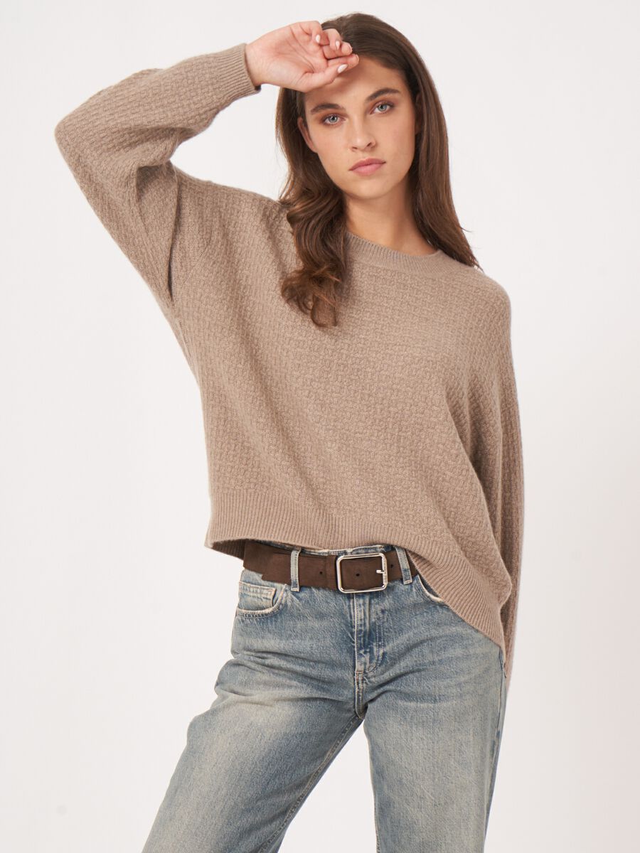 Ronde hals cashmere trui met structuur en wijde mouwen image number 4