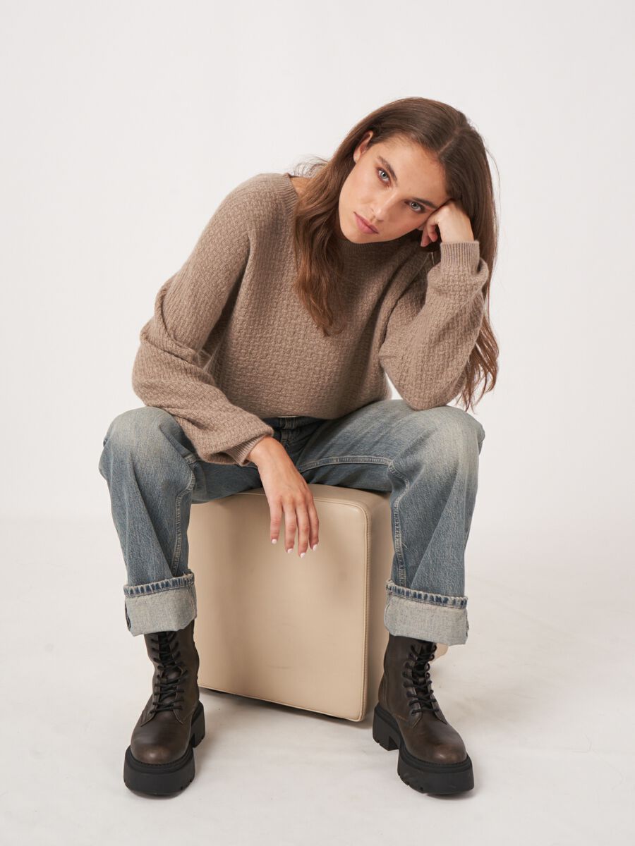 Ronde hals cashmere trui met structuur en wijde mouwen image number 3