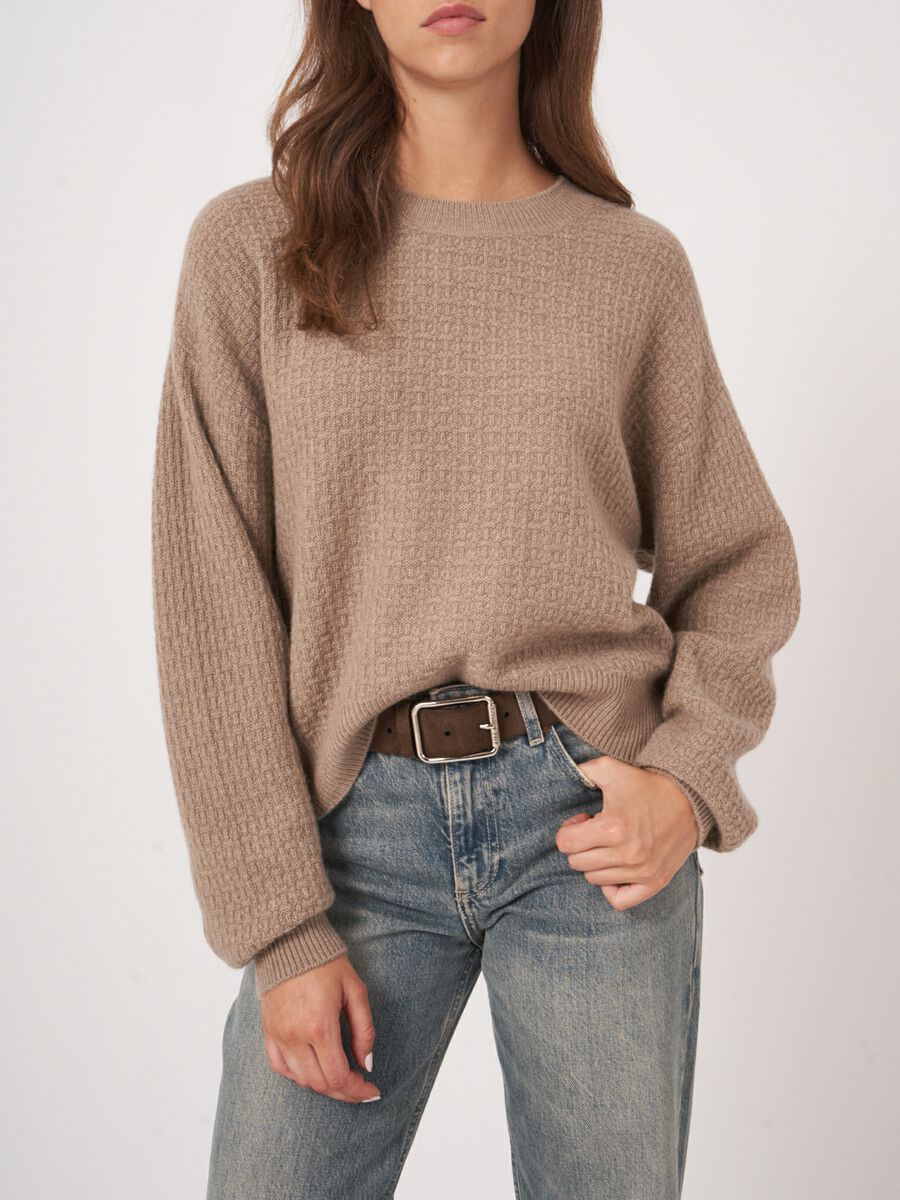 Ronde hals cashmere trui met structuur en wijde mouwen image number 2