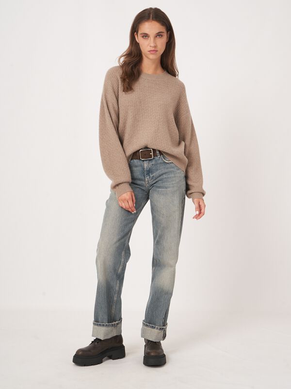 Texturierter Rundhals-Kaschmirpullover mit weiten Ärmeln image number 6