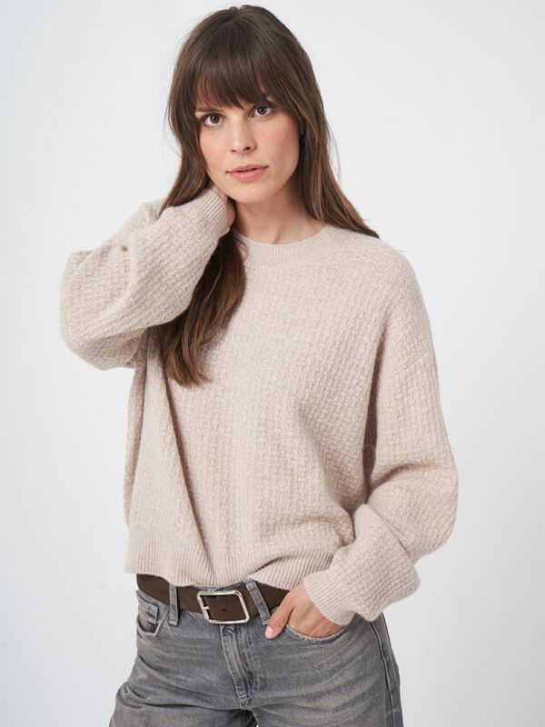Ronde hals cashmere trui met structuur en wijde mouwen image number 2