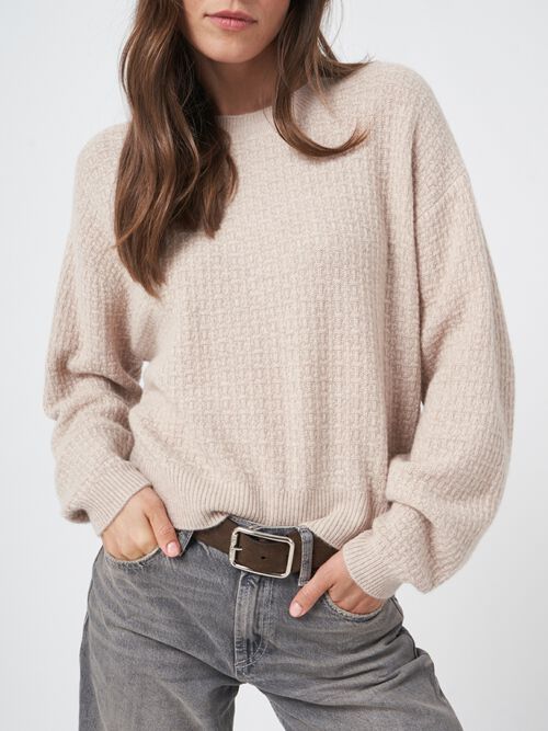 Ronde hals cashmere trui met structuur en wijde mouwen