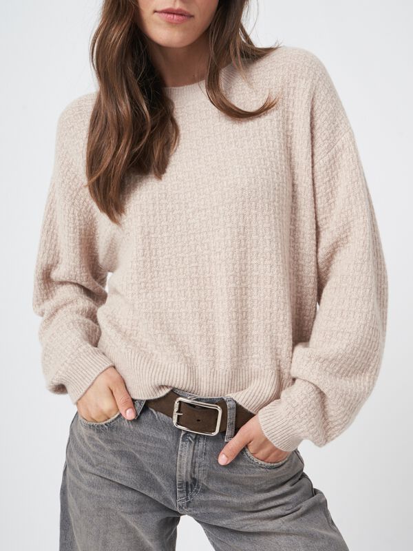 Ronde hals cashmere trui met structuur en wijde mouwen image number 1