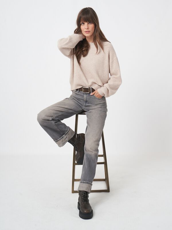 Ronde hals cashmere trui met structuur en wijde mouwen image number 4