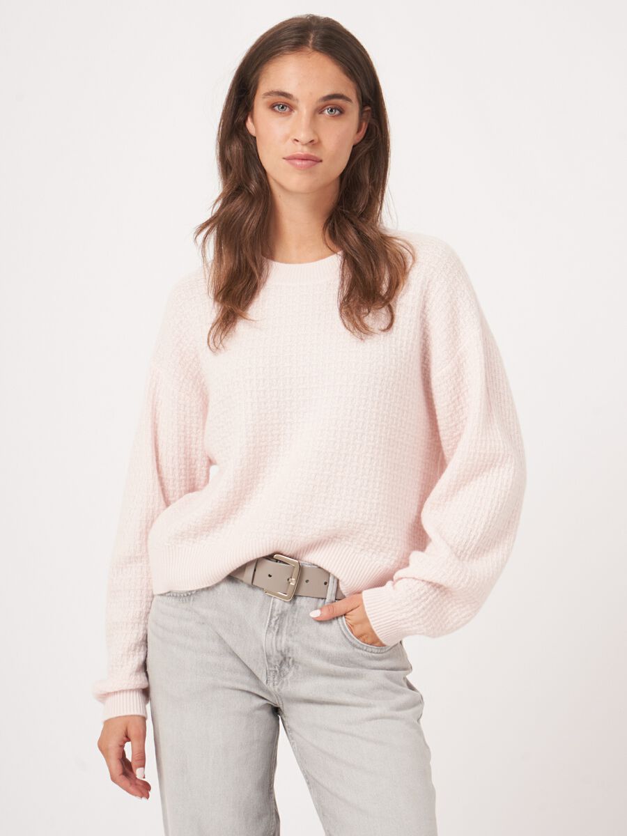 Ronde hals cashmere trui met structuur en wijde mouwen image number 2