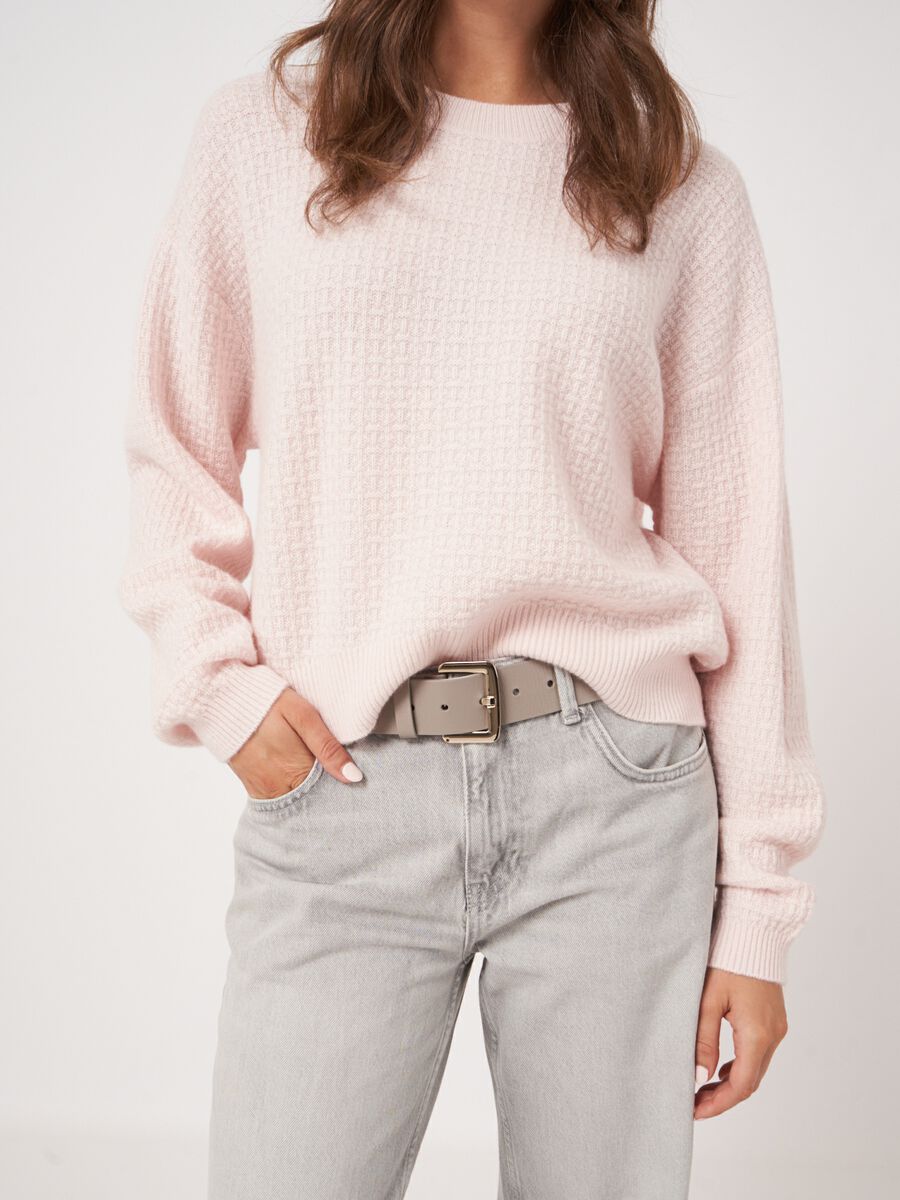 Ronde hals cashmere trui met structuur en wijde mouwen image number 3