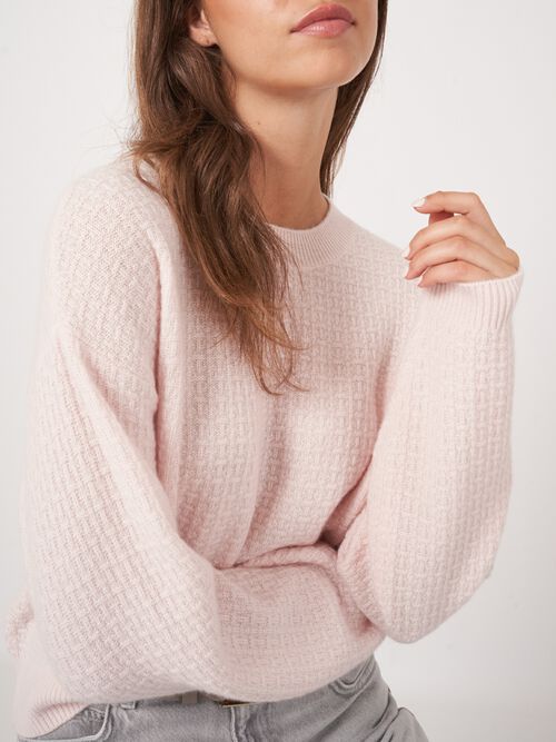 Ronde hals cashmere trui met structuur en wijde mouwen