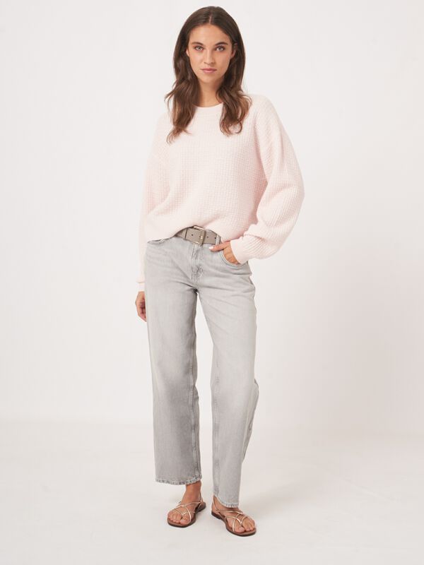 Pull texturé en cachemire à col rond et manches larges image number 5