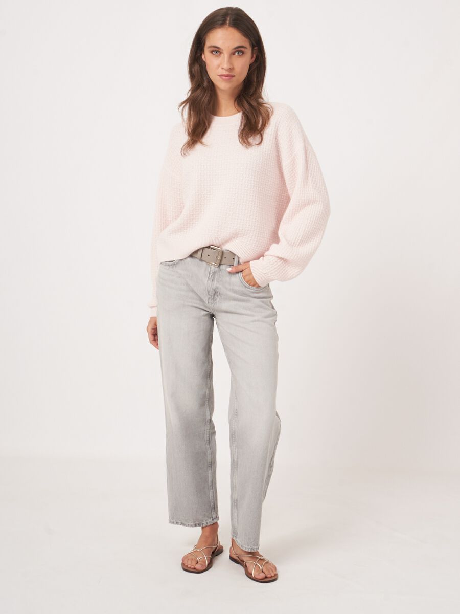 Ronde hals cashmere trui met structuur en wijde mouwen image number 5